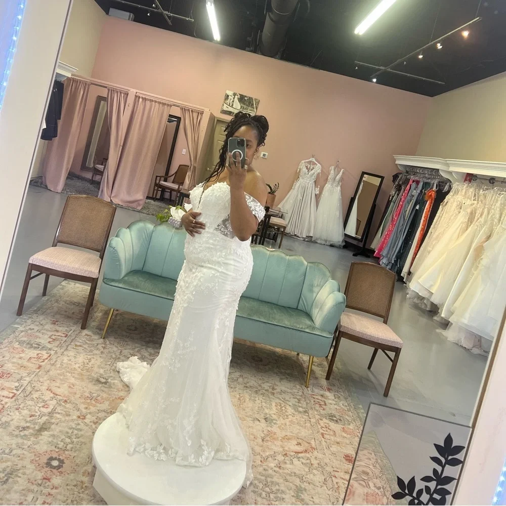 Sexy Plus Size Lace Sweetheart Fit-and-Flare Wedding Dress Style D-3992 - Picture 5 of 8